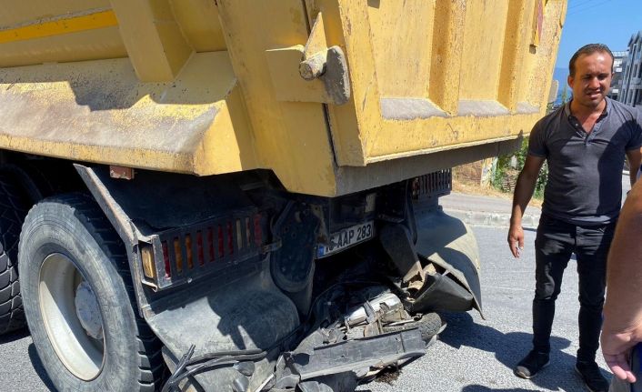 Bursa’da motosiklet sürücüsü kamyonun altına girdi