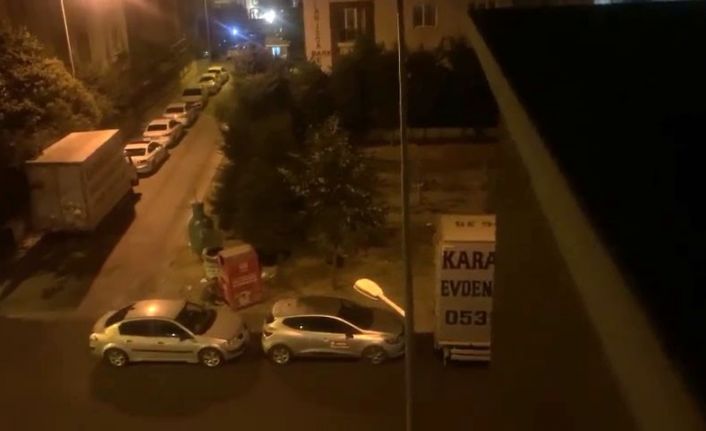 Büyükçekmece’de giysi kumbarasındaki hırsızlık kamerada