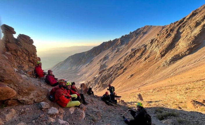 Büyükşehir ile dağcılar, Erciyes’in zirvesinde görsel şölen yaşıyor