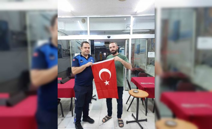 Büyükşehir Zabıta ekiplerinden vatandaşlara Türk Bayrağı