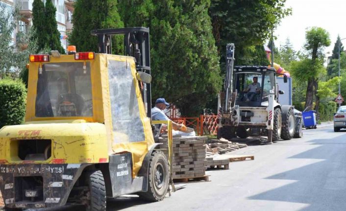 Cami Caddesi’nde kaldırım revize çalışması yapıldı