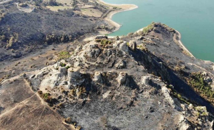 Çanakkale’de 2 bin 500 yıllık tarihi kale de alevlerden etkilendi