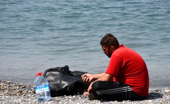 Çaresiz kardeş, denizde boğulan ağabeyinin yanından ayrılamadı