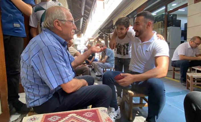 Çay tepsisini havada çevirmek isteyen çaycı çırağının sakarlık anları kamerada