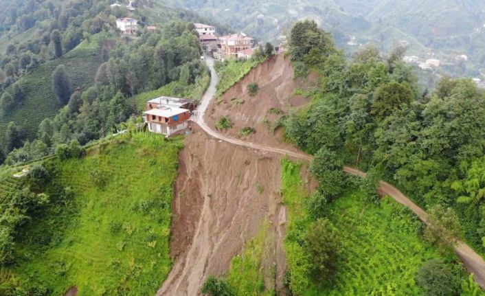 Çayeli’nde 11 evin boşaltılmasına neden olan heyelan havadan görüntülendi