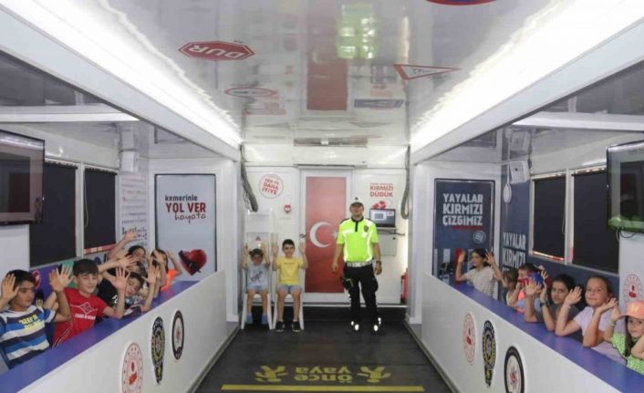 Çocuklar mobil eğitim tırıyla trafik kurallarını öğrendi