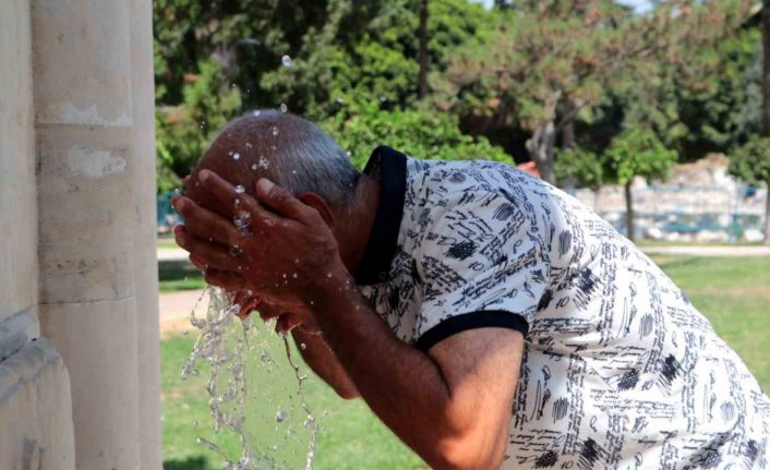 Çocuklar süs havuzuna, vatandaşlar çeşmelere akın etti, fırıncılar sıcaktan kavruldu