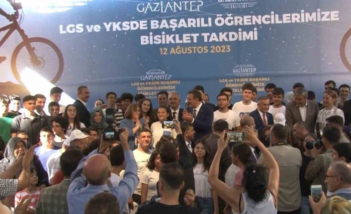 Cumhurbaşkanı Yardımcısı Yılmaz’ın katılımıyla 534 başarılı öğrenciye bisiklet dağıtıldı