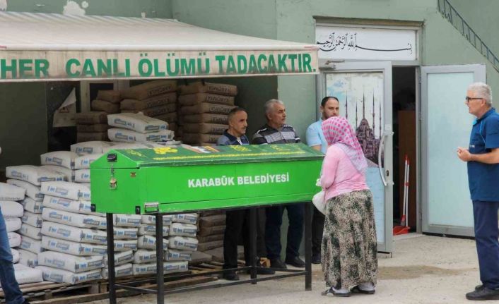 Denize kaçan terliğini kurtarmak için can verdi