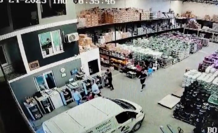Deprem anında yaşananlar güvenlik kameralarına yansıdı