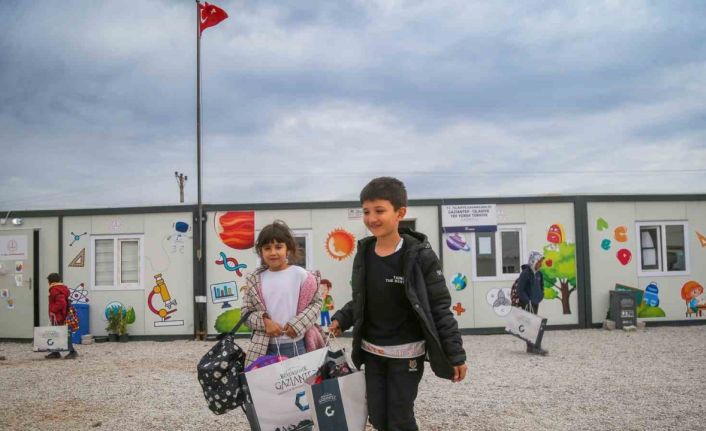 Depremde etkilenen öğrencilerin okul ihtiyaçları Büyükşehir’den