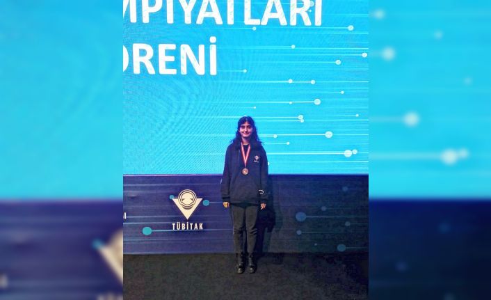 Depremzede liseli Duru, Kızlar Bilgisayar Olimpiyatında Avrupa Şampiyonu oldu