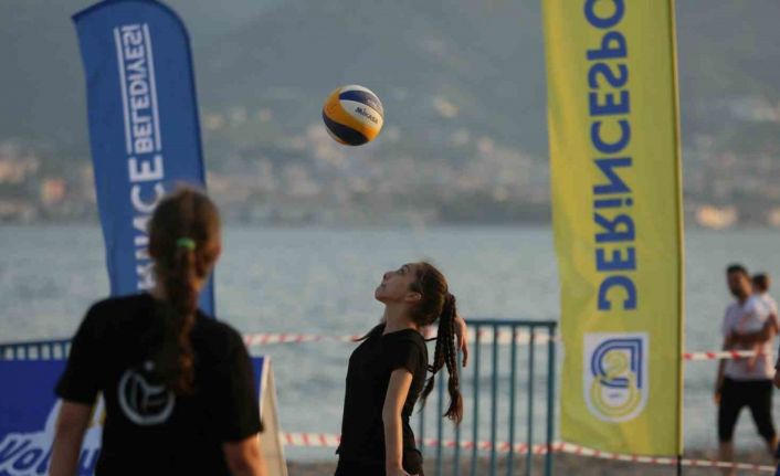 Derince’de plaj voleybolu turnuvası kıyasıya mücadele ile başladı