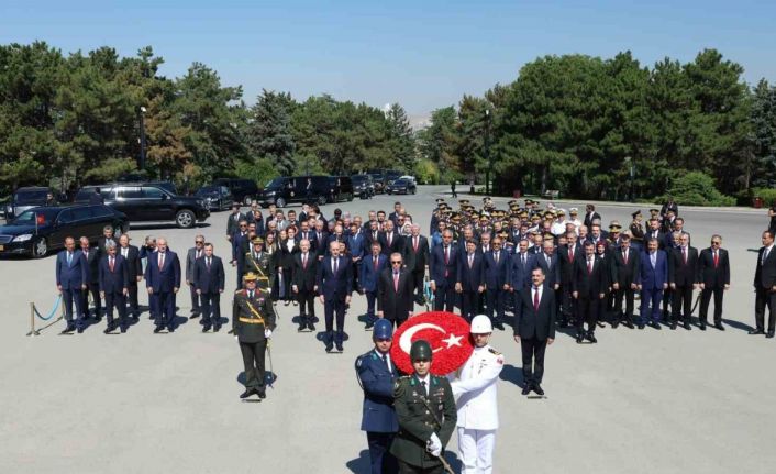 Devlet erkanı 30 Ağustos nedeniyle Anıtkabir’i ziyaret etti