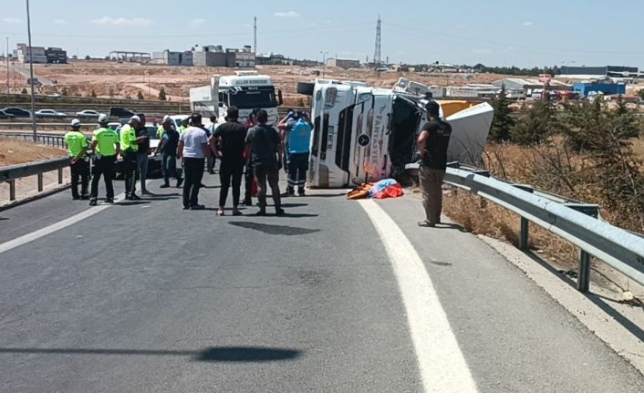 Devrilen kamyonun sürücüsü öldü, yakınlarının feryadı yürek dağladı