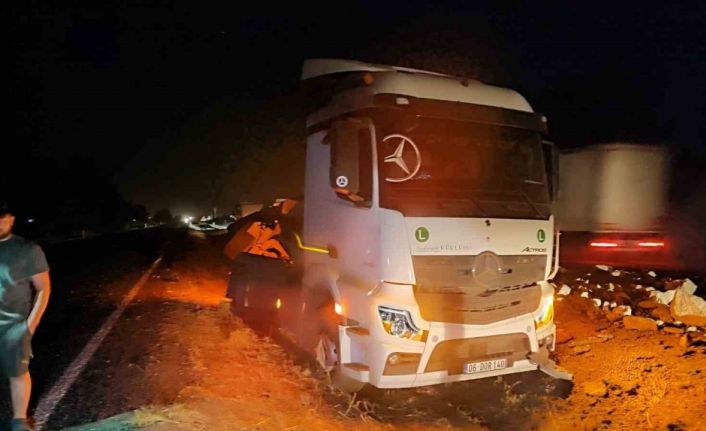 Diyarbakır’da taş yüklü tır refüje devrildi