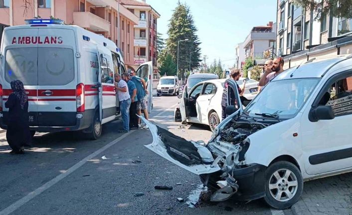 Düzce’de hafif ticari araç otomobille çarpıştı: 1’i bebek 5 yaralı