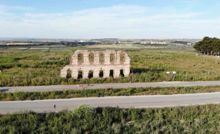 Edirne’de tarihi Asker Hastanesi’nin duvarı yıllardır leyleklere yuva oluyor