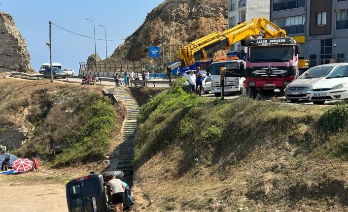 El frenini çekmeyi unuttu, aracı yokuş aşağı düşerek ters döndü