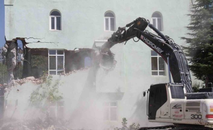 Elazığ’da 50 yıllık caminin yıkımına başlandı