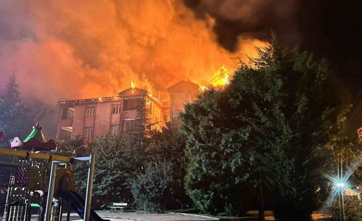 Elazığ’da çatı yangını, alevler gökyüzünü kapladı