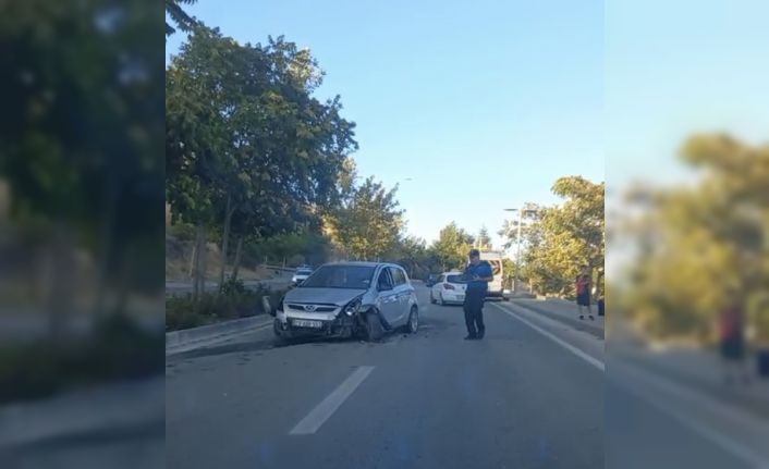 Elazığ’da otomobil ile minibüs çarpıştı: 1 yaralı