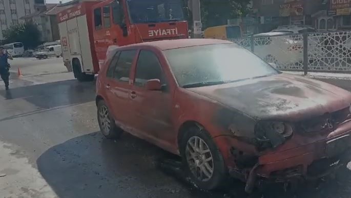 Elazığ’da seyir halindeki araç yandı