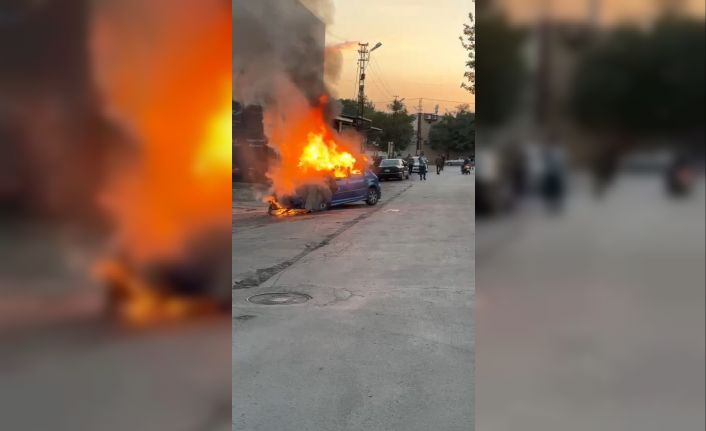 Elazığ’da seyir halindeki otomobil alev topuna döndü