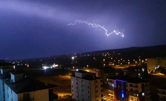 Elazığ’da şimşekler geceyi aydınlattı