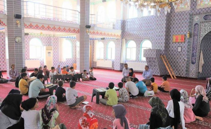 Ergani Kaymakamı Karaaslan Kur’an kursu öğrencileriyle bir araya geldi