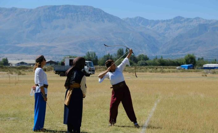 Erzincan’da Geleneksel Türk Okçuluğu Hava Koşusu Türkiye Şampiyonası başladı