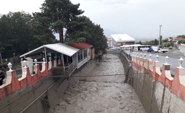 Erzincan’da sağanak yağış derelerden sel getirdi