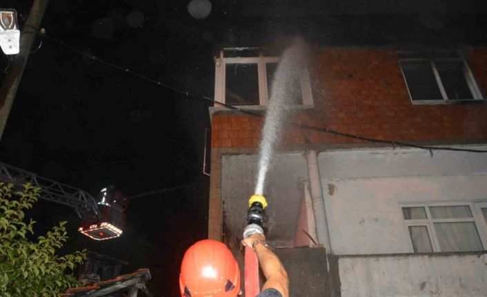 Eşiyle tartışıp evi yaktı, kendisini odaya kilitledi