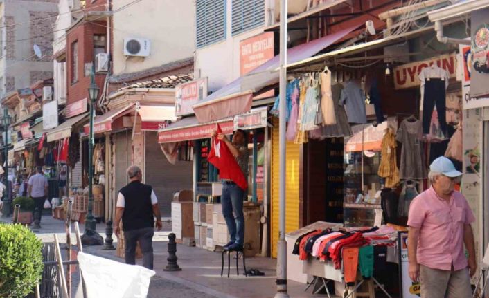 Eskişehir’de sabah erken saatlerden itibaren tüm dükkanlara Türk bayrağı asıldı