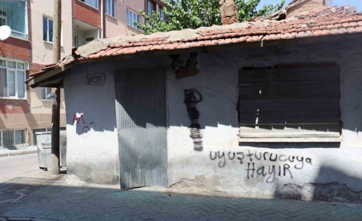 Eskişehir’deki virane ev sokak sakinlerine endişe veriyor