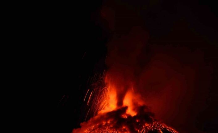 Etna Yanardağı yeniden faaliyete geçti