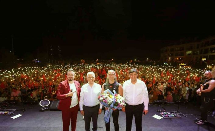 Fethiyeliler Zafer coşkusunu Kıraç ile yaşadı