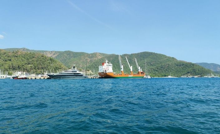 Fransa’dan yük gemisi ile Türkiye’ye getirilen yatlar Marmaris’e indirildi