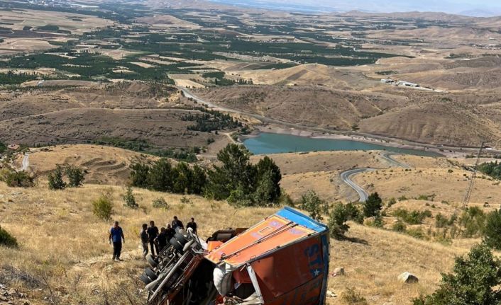 Freni patlayan kamyon şarampole devrildi: 2 ölü, 2 yaralı