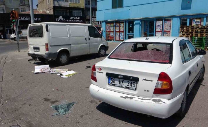 Freni patlayan kamyonet önce 4 araca, ardından yayaya çarptı