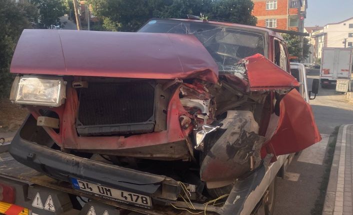 Freni tutmayan otomobil servis aracına çarptı: 6 yaralı