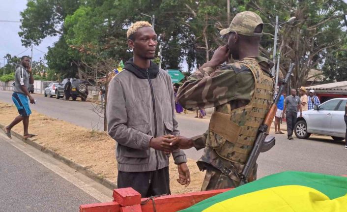 Gabon Devlet Başkanı Ondimba evinde alıkonuldu