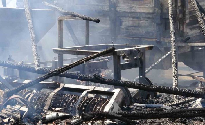 Garajda çıkan yangın, tarım malzemelerini küle çevirdi