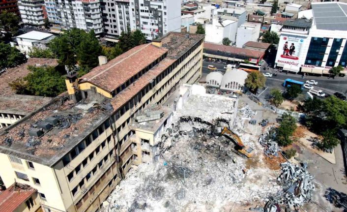 Gaziantep’in depremde ağır hasar alan ilk devlet hastanesi yıkılıyor