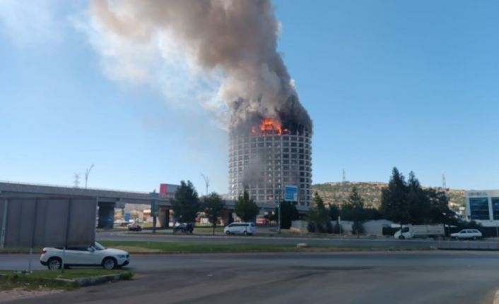 Gaziantep’te 17 katlı eski otelde yangın