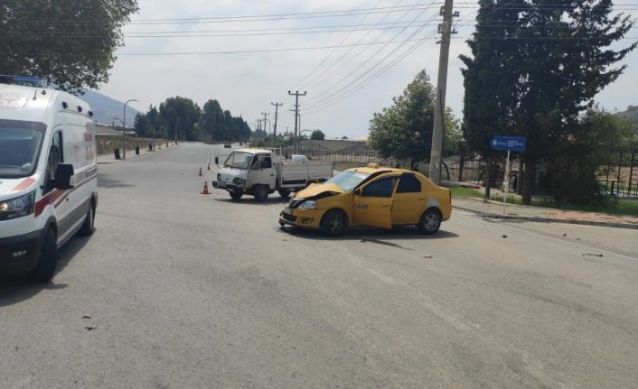 Gazipaşa’da ticari taksi ile kamyonet çarpıştı: 4 yaralı