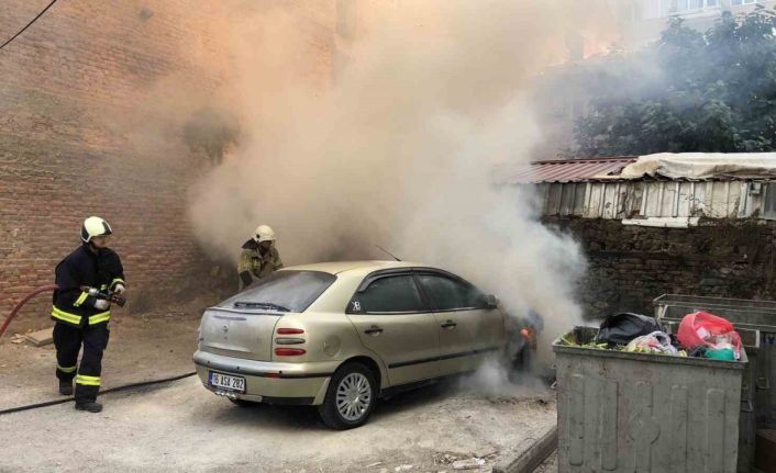 Gemlik’te park halindeki otomobil alev alev yandı