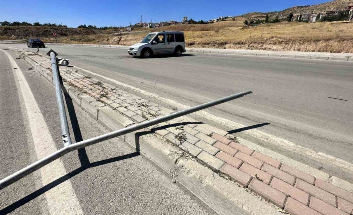 Hafif ticari araç aydınlatma direğini yıktı: 1 yaralı