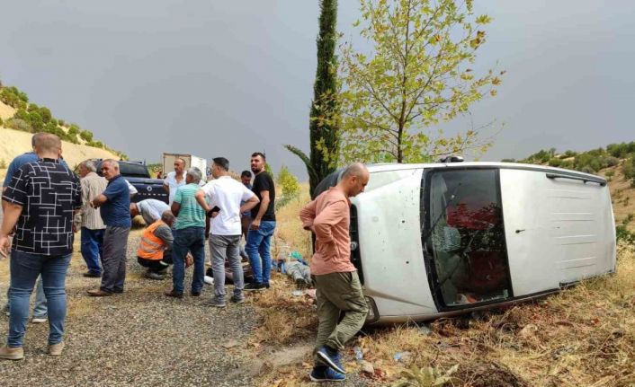 Hafif ticari araç ile otomobil çarpıştı: 4 yaralı