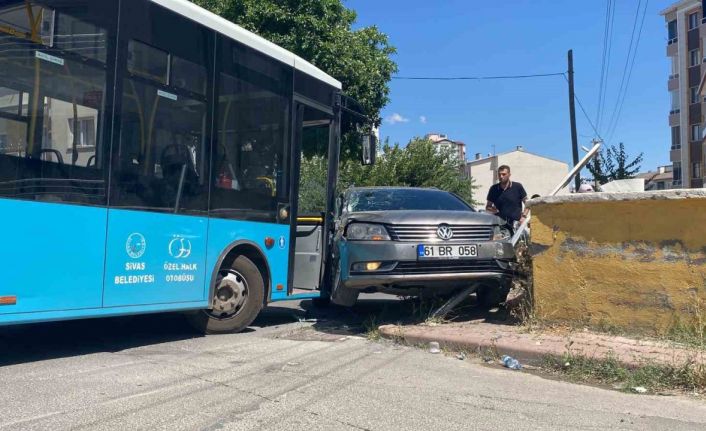 Halk otobüsü ile otomobil çarpıştı, 8 kişi yaralandı